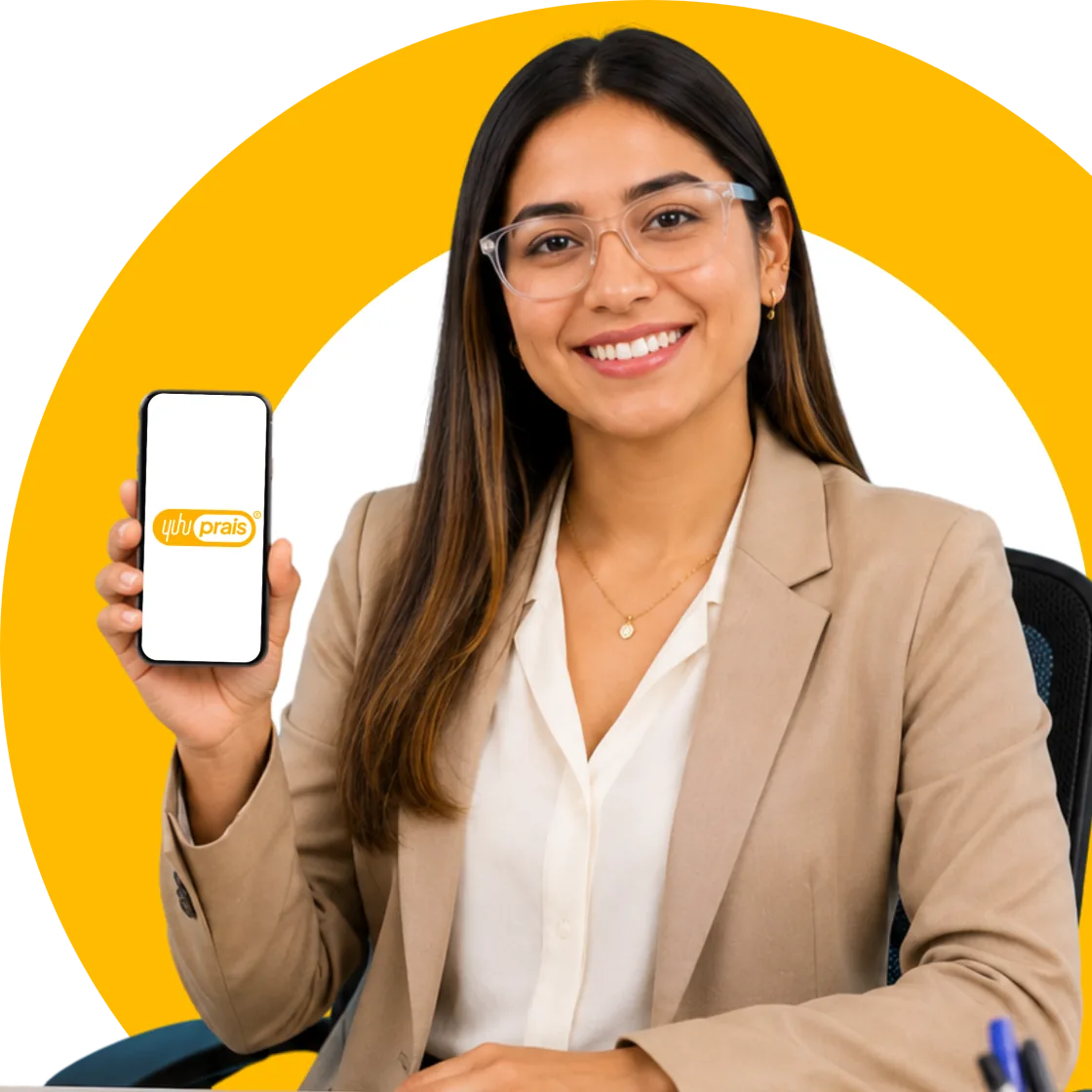 Colaboradora mostrando la app Yuhuprais